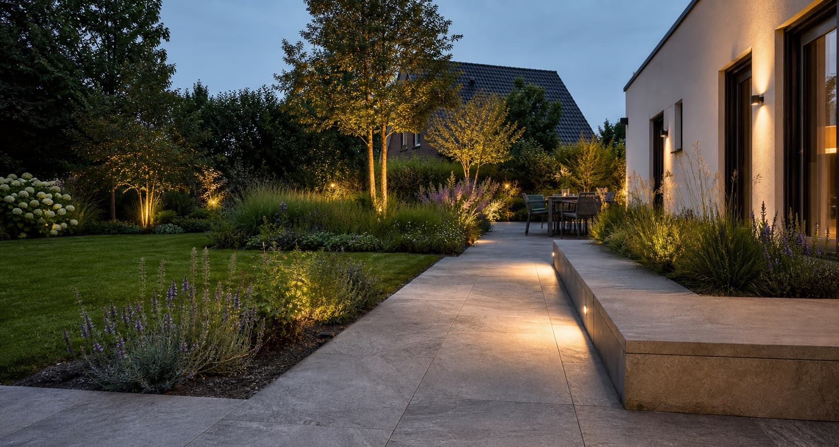 Ruhiger Familiengarten in Mülheim mit Natursteinwegen, Terrasse und Bepflanzung
